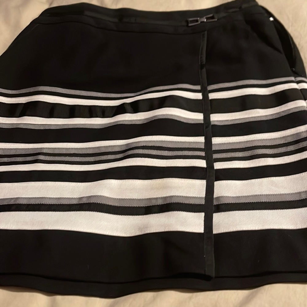 Nice skirt with 3 different patterns(cream/white, gray and black). Fully line.